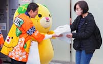 再開した松山―台北線の利用者を迎える愛媛県の中村知事（６日、松山空港）