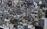 多くの民家や集合住宅が立ち並ぶ東京都文京区の住宅地