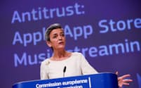EUの法執行機関である欧州委員会は米IT大手への監視の目を強めている（競争政策を担うベステアー上級副委員長）＝ロイター