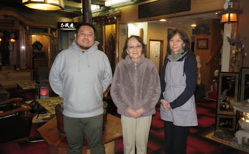 宮沢氏（中央）と長女の野本氏（右）は、長野県で複数の宿泊施設を運営する石坂氏（左）に後を託すことにした