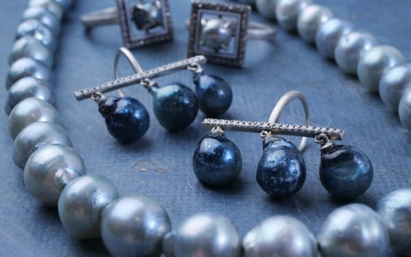 ヴィンテージの真珠のネックレスなども藍染めによって新たな命を吹き込まれた（東京都港区の「イセタンサローネ」）