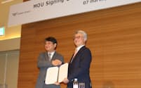 広島国際空港は仁川国際空港公社と広島―ソウル線の利用促進を目指して覚書を結んだ（7日、広島市）