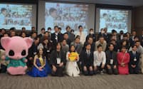 起業家応援イベントには松江市の上定市長（前列右から５人目）ら約120人が参加した