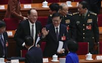 全人代の開幕式後に手を振る香港の李家超行政長官（5日、北京）＝ＡＰ