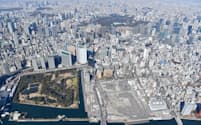 東京・晴海上空から臨む東京都心。手前中央は築地市場跡。奥は皇居
