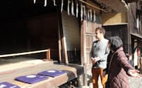 四国村ミウゼアムで移築された古民家を見学するジャマルさん（1月、高松市）