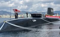 防衛省に引き渡された潜水艦「じんげい」（８日、神戸市）