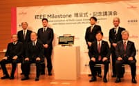 「IEEEマイルストーン」の贈呈式に出席した村田製作所とIEEEのメンバーら（8日、京都府長岡京市）