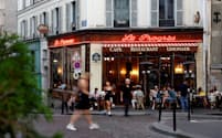 欧州経済はインフレで個人消費の回復が鈍い（パリの飲食店）＝ロイター