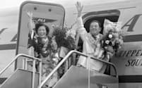 1950年、羽田空港から渡米する笠置シヅ子（左）と服部良一。陽気なリズムに乗せた楽曲を多く生み出した