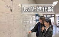 富山県高岡市のＣＫサンエツ本社。廊下に業績や会議の内容を掲示して、経営情報を「ガラス張り」にする