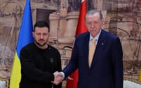 8日、トルコを訪れてエルドアン大統領㊨と会談したゼレンスキー大統領（イスタンブール）＝ロイター