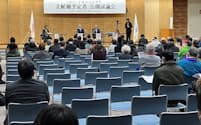 空席が目立った9日の公開討論会（徳島市）
