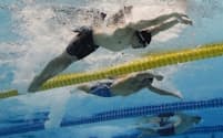 男子100メートルバタフライ（視覚障害S11）　力泳する（手前から）木村敬一と富田宇宙。派遣基準記録を突破しパリ・パラ代表に内定した（10日、静岡県富士水泳場）＝共同