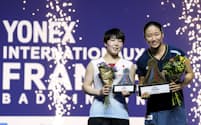 女子シングルスで準優勝し、トロフィーを手にする山口茜。右は優勝した安洗塋（10日、パリ）＝ゲッティ共同