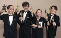映画「ゴジラ-1.0」が第96回米アカデミー賞視覚効果賞を受賞し、オスカー像を授与された山崎貴監督（左から2人目）ら（10日、米ハリウッド）＝ロイター