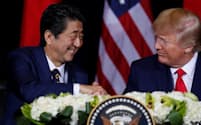 トランプ前大統領（右）は関税を振りかざしながら日本などに妥協を迫った（2019年）＝ロイター