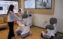 ＵＢテックは高齢者向けに移動用やリハビリ支援などのロボットを手掛ける（11日、広東省深圳市の本社ショールーム）