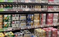 ビールの販売数量は減税を追い風に前年同月比15%増と5カ月連続プラスだった（都内スーパーのビール売り場）