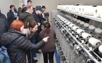 浅野撚糸の双葉事業所には復興への手掛かりを求め、ウクライナからの視察団が訪れた（２月、福島県双葉町）