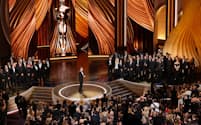 米アカデミー賞授賞式の冒頭、ストライキをかけて交渉中というスタッフたちが壇上で紹介された（10日、米ハリウッド）=ロイター