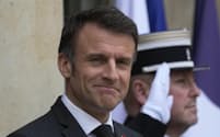 フランスのマクロン大統領＝11日、パリの大統領府（AP＝共同）