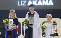 ドバイでのパリ五輪予選第6戦の女子で優勝した赤間凜音（中央）と3位の吉沢恋（右）＝共同