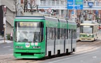 広島市中心部を走る広島電鉄の車両
