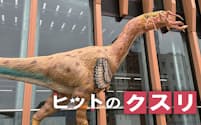 北陸新幹線のホームの近くで、越前ガニをくわえる恐竜が観光客らを出迎える（ＪＲ福井駅）
