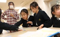 アフタースクールで百人一首を楽しむ東京農業大学稲花小学校の生徒たち（12日、東京・世田谷）