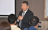 福島大学で講演するF-REIの山崎理事長。地元との関係づくりを重視する