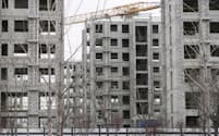 工事が中断したままのマンション建設現場（2月、北京）＝共同