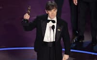 「オッペンハイマー」で主演男優賞を受けたキリアン・マーフィー（10日、米ハリウッド）=ロイター