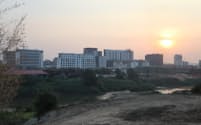 モエイ川沿いのミャンマー側にビルが密集する新都市シュエコッコ（2日、タイ西部メソト）