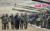 金正恩朝鮮労働党総書記は朝鮮人民軍の戦車部隊による訓練を指導した（13日）＝朝鮮中央通信・共同