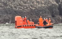 金門島付近で転覆した中国漁船の救助活動にあたる台湾当局（３月１４日）＝台湾海巡署提供・ロイター
