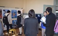 鹿島海軍航空隊跡地の司令部庁舎を利用し、歴代ゴジラのポスターを展示している（23年11月）