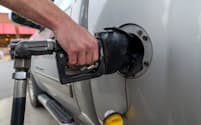 ガソリン価格の上昇は米政権支持率の低下にもつながる=ロイター