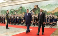 中国の習近平国家主席（手前右から２人目）とモルディブのムイズ大統領（手前右）は1月に会談した（北京）＝ロイター