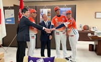 オイシックス新潟の選手らが花角知事㊥を表敬訪問した（15日、新潟県庁）