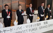 15日、福井県の杉本達治知事（左から２番目）らがマリオット福井の開業を祝った（福井市）