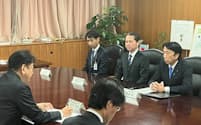 東電HD社長と面談する斎藤経産相（15日午後、経産省）