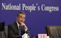 記者会見で質問を聞く中国の王毅外相（7日、北京）＝AP
