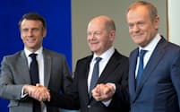 15日、ベルリンで記者会見に臨んだ3カ国首脳（左からマクロン仏大統領、ショルツ独首相、トゥスク・ポーランド首相）＝ロイター