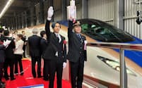 福井駅の出発式で出発合図する福井駅長とEXILEメンバーの橘ケンチ氏
