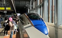 16日午前9時すぎに東京発の一番列車が福井駅に到着した