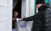 ロシア大統領選では各地で投票が進む（16日、西シベリアのオムスク郊外）＝ＡＰ