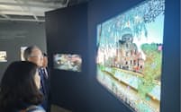 影絵作家、藤城清治さんの韓国での展覧会に訪れた潘基文前国連事務総長（左から２番目）＝15日、ソウル