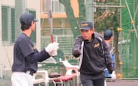 東京都立青鳥特別支援学校ベースボール部の練習。久保田浩司監督（右）の「教えれば必ずできるようになる」という信念のもと、選手たちは日々うまくなっている