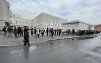17日、投票最終日を迎えたロシア大統領では抗議行動に呼応して長蛇の行列ができた（モスクワの投票所）